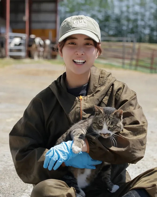 写真/女性スタッフ:川崎さんと猫の写真